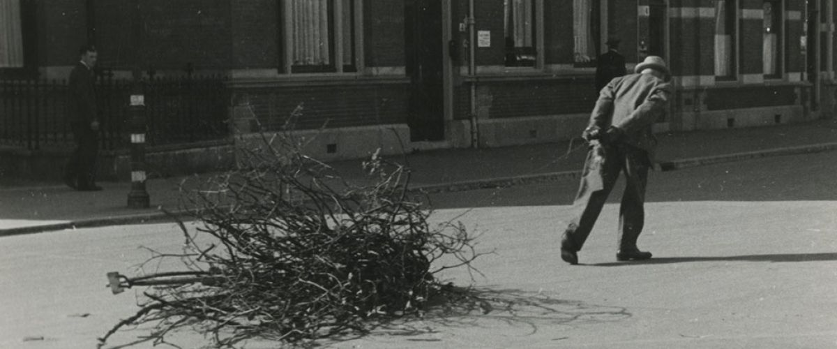 1945, man slepend met hout