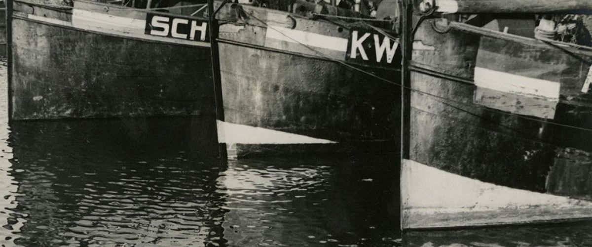Vissersschepen in de haven van Scheveningen